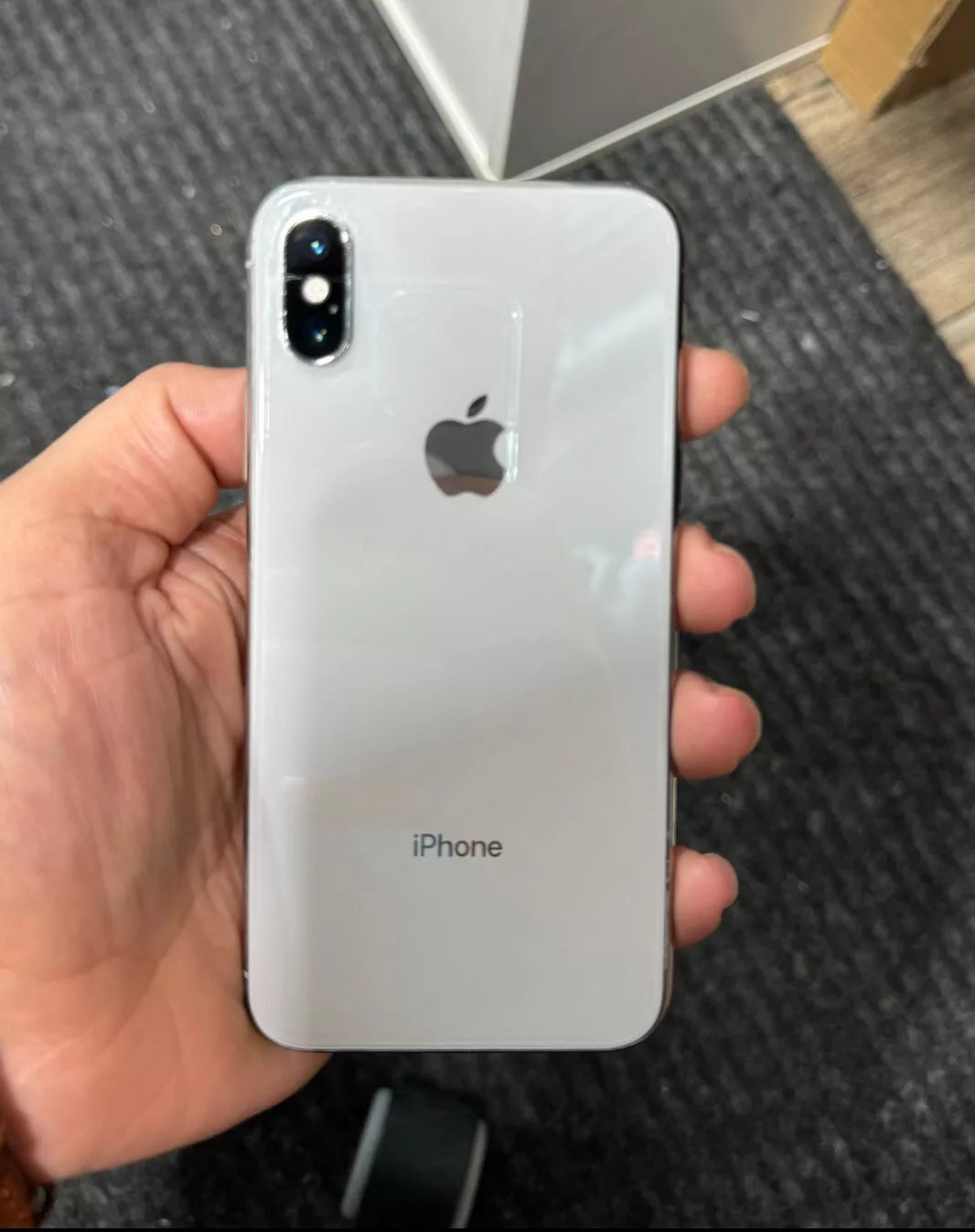 Apple iPhone X - 256GB - Silver -looked-US GSM Service Policy A1865 (CDMA + GSM