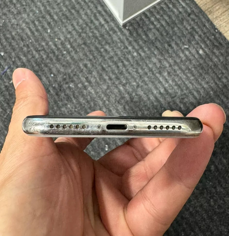 Apple iPhone X - 256GB - Silver -looked-US GSM Service Policy A1865 (CDMA + GSM